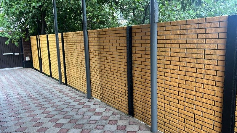 Высокий секционный железобетонный забор с фактурой кирпичной кладки